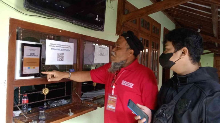Kepala Desa Banyubiru sedang menunjukkan fasilitas digitalisasi desa (sumber dok. pribadi)