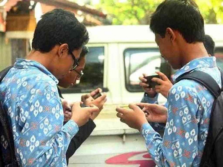 Ilustrasi anak muda bermain smartphone