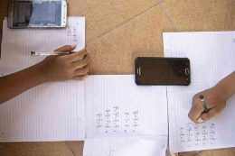 Ilustrasi anak menggunakan ponsel untuk sekolah daring.(ANTARA FOTO/NOVA WAHYUDI) 