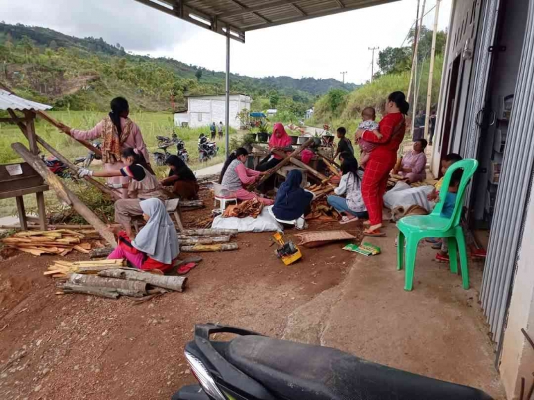 Dokumen : Dedi Sendral, para ibu-ibu rumah tangga bekerja mengikis kulit manis yang baru di panen