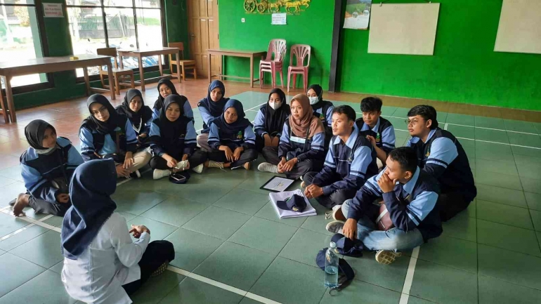 Pembimbingan dan pengarahan oleh mbk fitri selaku sekretaris Desa Bebengan