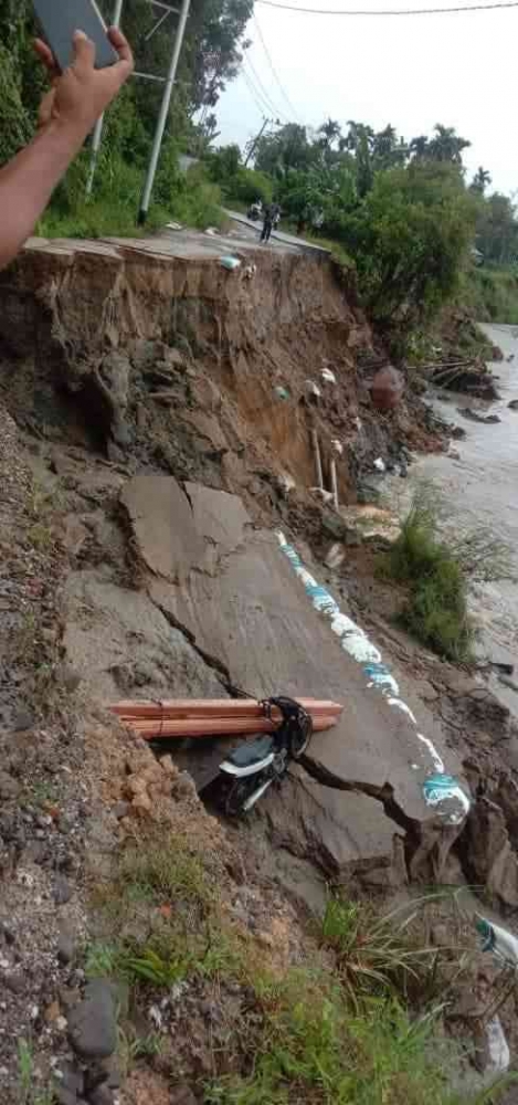 Jalan longsor di Sungai Buluah Timur Jumat sore kemarin, membuat akses terputus, lahan pertanian punah. (foto dok trismayeni)