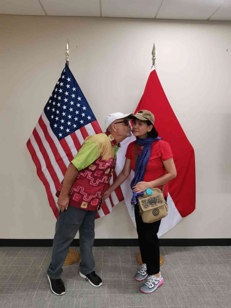 Mick dan Christina saat di konsulat RI di Chicago  (Foto : dokpri)