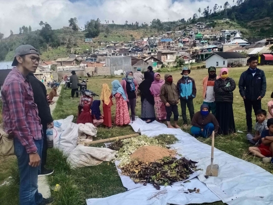 Pelatihan pengelolaan sampah menjadi pupuk organik di masyarakat basis CSR oleh Yaksindo. Sumber: Dokumentasi Pribadi