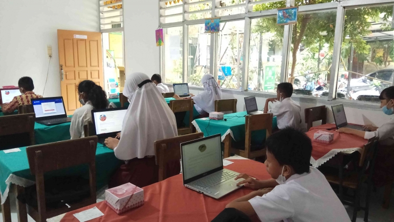 Salah satu bentuk asesmen berbasis internet (Foto Akbar Pitopang)