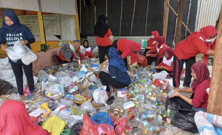 Masyarakat butuh pendampingan dalam pilah/olah sampah, agar bernilai ekonomi tinggi. Sumber: Dokumentasi Pribadi