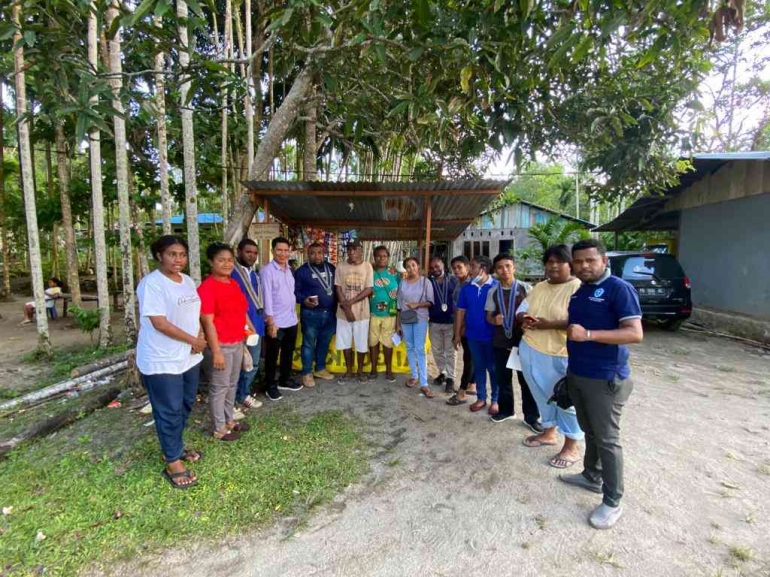 Peserta kelompok 9, melakukan Analisis Sosial di Kampung Bakaro , tempat Wisata Pantai Bakaro ( Dokpri ) 