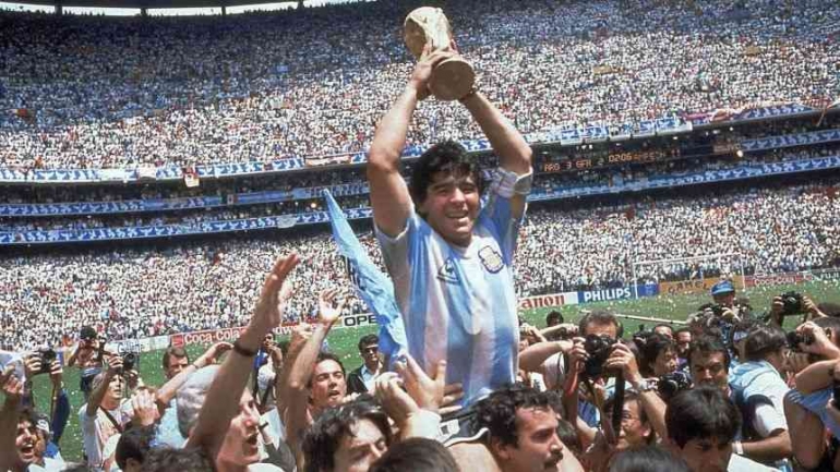Maradona dikenang sebagai salah satu pemain terbaik dunia. Photo: ABC. 