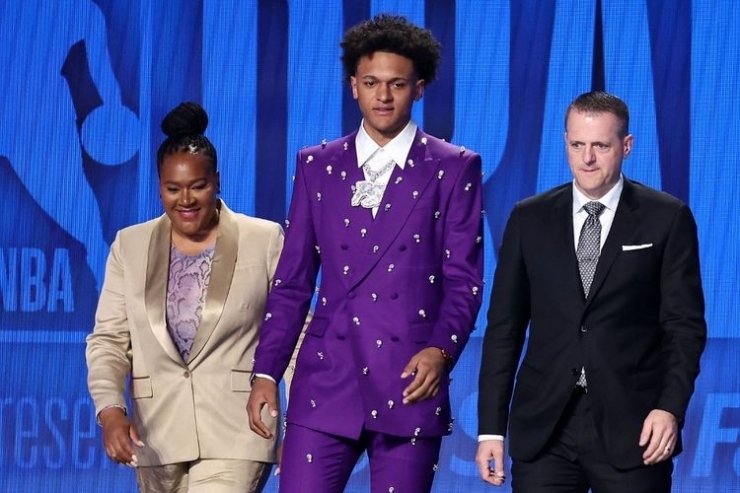 Paolo Banchero berjalan bersama keluarganya menjelang NBA Draft 2022 di Barclays Center, New York, pada 23 Juni 2022.(Getty Images via AFP/ARTURO HOLMES via kompas.com)