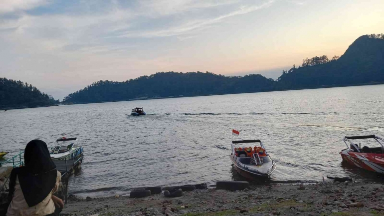 pemandangan Telaga Ngebel pada sore hari. sumber: penulis