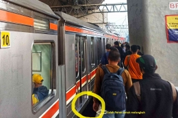 Celah peron lebar ditambah tiang peron yang mempersempit ruang gerak penumpang (foto by widikurniawan)