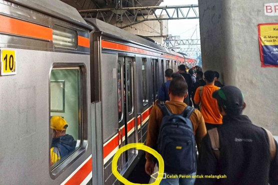 Celah peron lebar ditambah tiang peron yang mempersempit ruang gerak penumpang (foto by widikurniawan)
