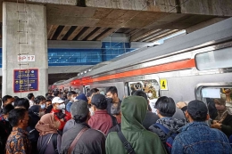 Suasana rush hour di Stasiun Manggarai (foto by widikurniawan)