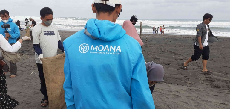 Kegiatan bersih-bersih Pantai Pelangi bersama MOANA Bike Tour | Dok.pribadi/Thomas Panji 