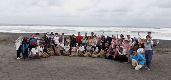 Sesi foto bersama para peserta bersih-bersih Pantai Pelangi dari berbagai kalangan | Dok.pri/Thomas Panji