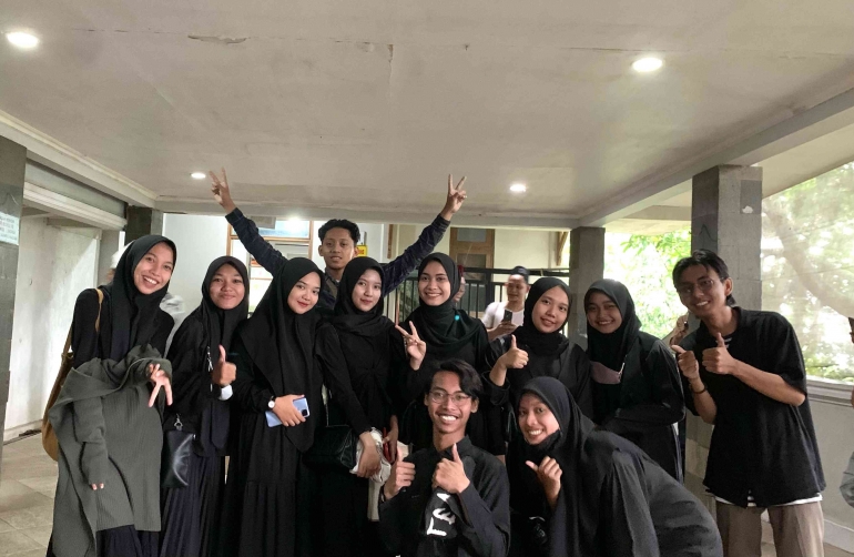 Gambar 02 Foto rombongan peziarah dari Kelas B2KPI IAIN Kudus (Dok. Pribadi)