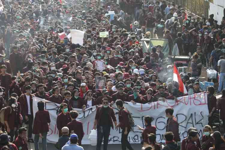Ribuan mahasiswa unjukrasa mendesak DPR membatalkan revisi UU KUHP dan UU KPK di Jakarta pada 30 September 2019 (Foto:  ANTARA FOTO/Reno Esnir/ama/Angga Trisatya)