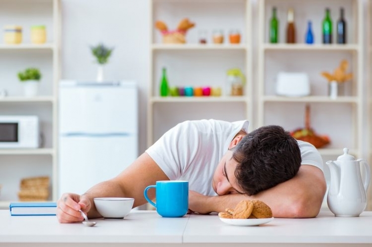 Ilustrasi ngantuk setelah makan, cara mengatasi ngantuk setelah makan, penyebab ngantuk setelah makan. (Shutterstock/Elnur)