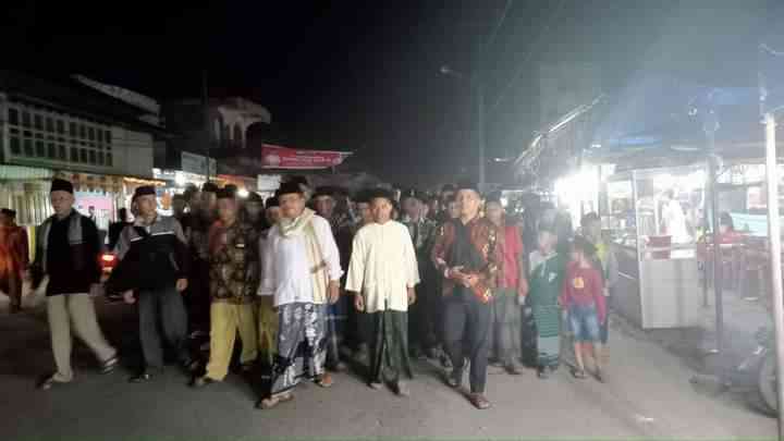 Masyarakat Sungai Sariak Sabtu malam menggelar ratik tolak bala, dimulai di Masjid Raya Lubuak Bareh. (foto dok zaiful yudi)