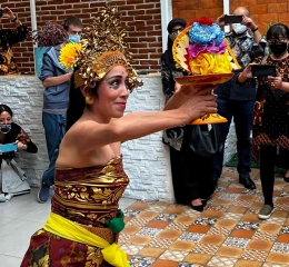 Graciela Lopez menari pada acara pembukaan restoran. Foto: dokumentasi pribadi.