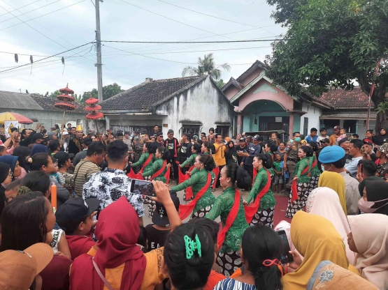 Penari gambyong beratraksi di jalan. Dok. penulis