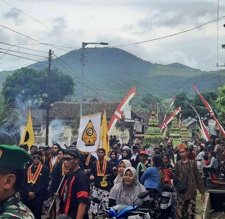 Arak-arakan dan warga yang melihat di pinggir jalan. Dok. penulis