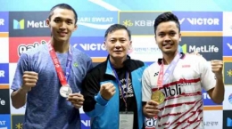 Mantan pelatih tunggal putra PBSI, Hendry Saputra bersama Ginting dan Jojo: badminton indonesia vis tribunnews.com