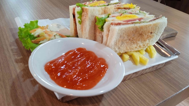 Sandwich 3 train. Salah satu menu di arum dalu kafe, kantor PT KAI Madiun. 