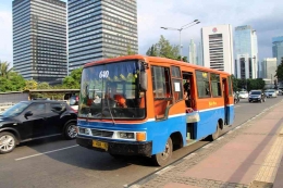 Salah satu bus yang melegenda waktu itu, Metromini 640 sedang melintas di jalan Sudirman. Dok en.wikipedia.org