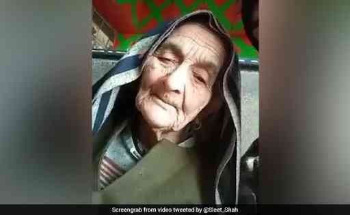 Nenek dari Kashmir menunjukkan kemampuan Bahasa Inggrisnya di dalam sebuah video. | Sumber: NDTV.com