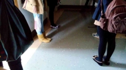 Mahasiswa China pukul 07.00 pagi telah mengantri di depan salah stau ruangan perpustakaan bahkan sebelum ruangan tersebut dibuka. (Dok.Probadi)