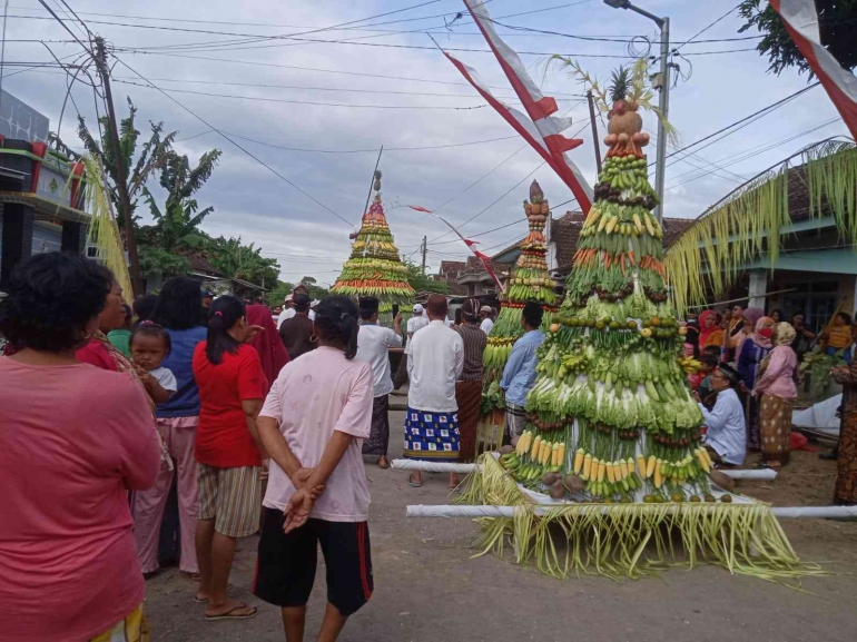 Tiga gunungan yang disiapkan dalam arak-arakan di Lojejer Jember. Dok. Poponk