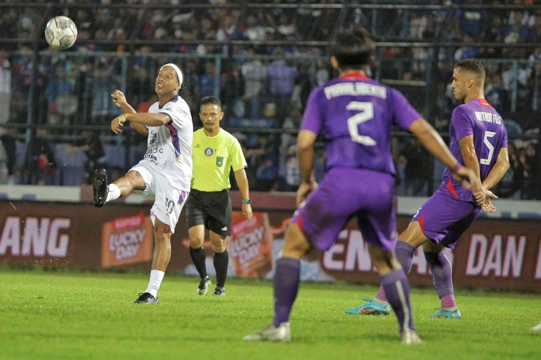 Ronaldinho saat memperkuat Rans Nusantara melawan Persik Kediri dalam Trofeo Ronaldinho di Stadion Kanjuruhan Malang. Sumber foto: Pikiran Rakyat