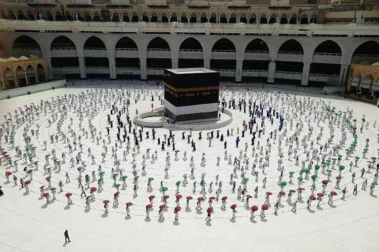 Ratusan jemaah Muslim mengelilingi Ka'bah (AP/STR) 