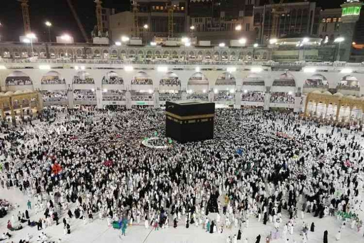 Umat Muslim sedang melaksanakan ibadah di Kabah Mekkah.(Pexels/@ShamsAlamAnsari)