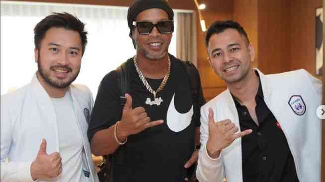 Raffi Ahmad dan Rudy Salim dengan Ronaldinho saat jumpa pers kedatangannya di Indonesia. Sumber foto: Suara Malang