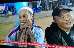 Ronaldinho di Indonesia. Tidak diajak bermain, cuma diajak berfoto (dok. pribadi).