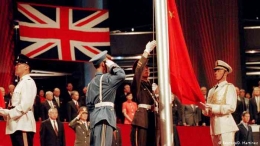 Penyerahan Hong Kong dari Inggris ke Tiongkok  tangga; 1 Juli 1997. Sumber: DW.com 