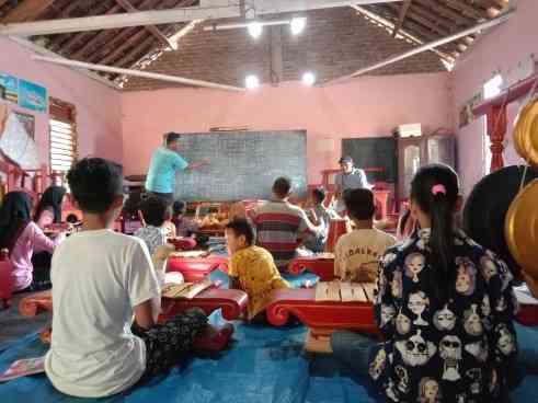 Peserta Pelatihan Belajar Menabuh Gamelan Didampingi oleh Mahasiwa KKN-T UNESA (Dokpri)