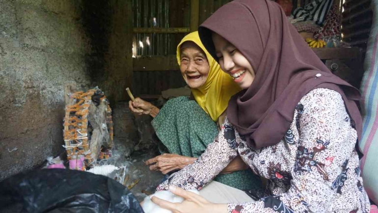 Belajar mengantih dari Nini Sukiyah (90) di Desa Tumanggal/Foto: dok. pribadi
