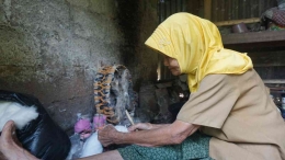 Nini Sukiyah (90) sedang memintal Benang Antih Tumanggal/Foto: Lilian Kiki Triwulan