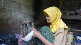 Nini Sukiyah (90) sedang menyatukan kapuk dengan Benang Antih yang sudah terpintal/Foto: Lilian Kiki Triwulan