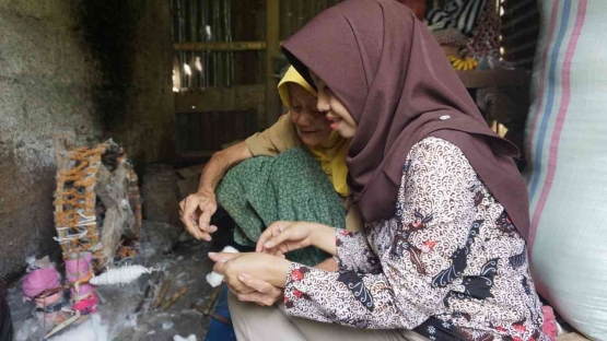 Nini Sukiyah (90) mengajari cara memintal Benang Antih Tumanggal/Foto: dok.pribadi