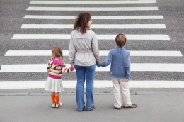 Ilustrasi orangtua bersama anak saat menyeberang jalan| Shutterstock via grid.id