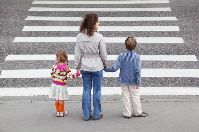 Ilustrasi orangtua bersama anak saat menyeberang jalan| Shutterstock via grid.id