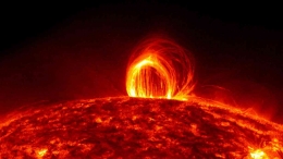 Semburan angin matahari dari lubang Coronal Matahari. (Foto: NASA).