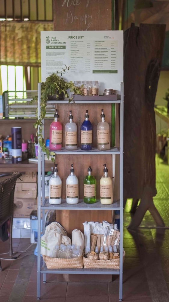 Ilustrasi : refill station Ramah Lingkungan, Photo Credit : BestHostels Indonesia