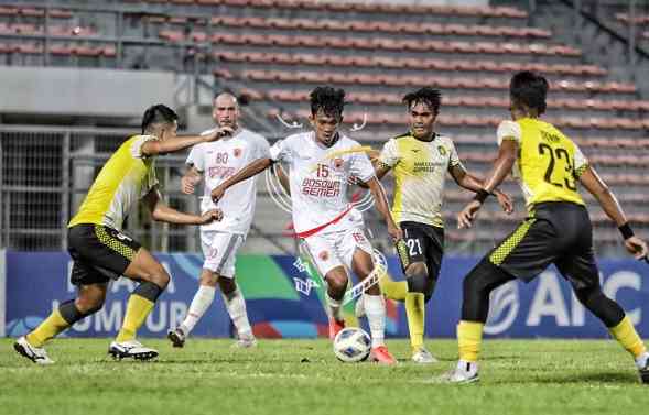 Aksi ciamik dari pemain PSM Makassar, usai mengalahkan wakil dari Singapura. Sumber foto BolaOkezone