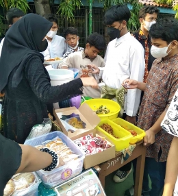 Kegiatan Jual Beli di Stand Bazar (Dokpri)