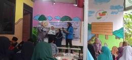 (Foto: Ibu Erliana & Ketua PKM memberikan Kuis berhadiah, sambung ayat.) Dokpri